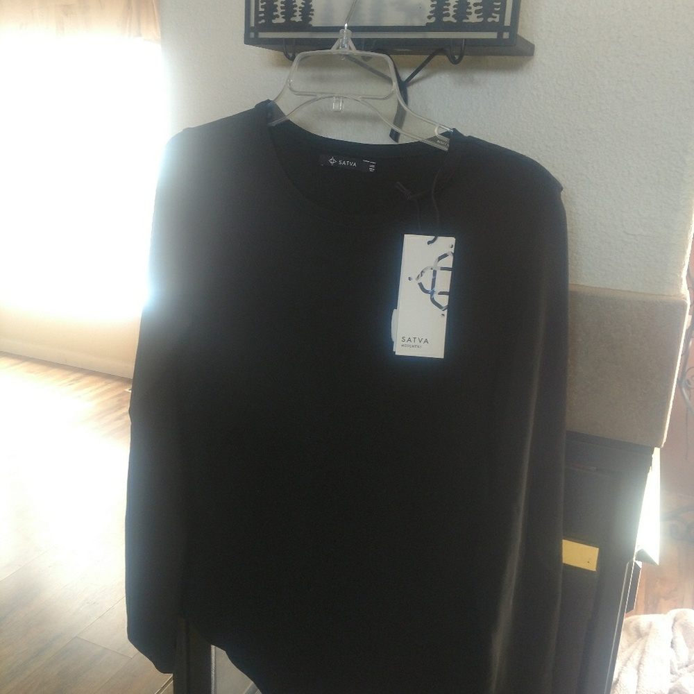 Black work out shirt satva brand. .. brand new